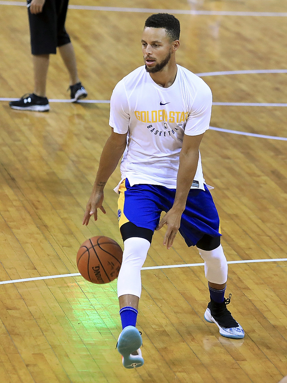 爱游戏体育-库里重要时刻战术调整,湖人带队取胜!赛场气氛高涨的简单介绍