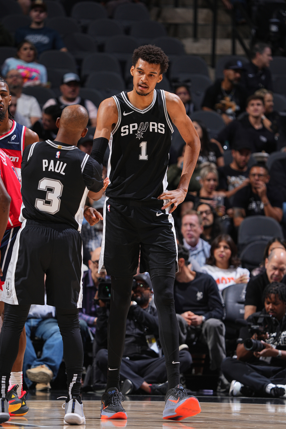 爱游戏体育-关于印第安纳步行者训练开放日,今夜回应争议引欢呼,NBA常规赛在即,身体对抗强度拉满的信息